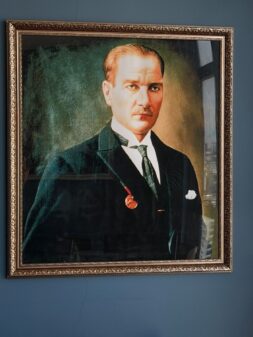 PEGA Hukuk & Danışmanlık ofisinde Mustafa Kemal Atatürk portresi